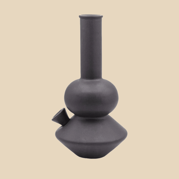 Die Keramik-Bong The Land Yacht im Farbton Charcoal. (Bild: AURIEY)