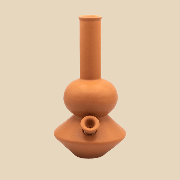 Die Bong The Land Yacht hält, was der Name verspricht. Mit 31,75 cm x 17,78 cm ist sie die größte im Sortiment. Hier zu sehen im Farbton Terra Cotta. (Bild: AURIEY)