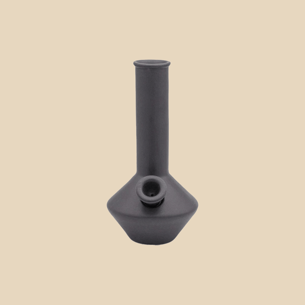 Die Bong Pleasure Point im Farbton Charcoal besteht aus hochwertiger Keramik und ist inspiriert von dem (wahrscheinlich) schönsten Ort Kaliforniens. (Bild: AURIEY)