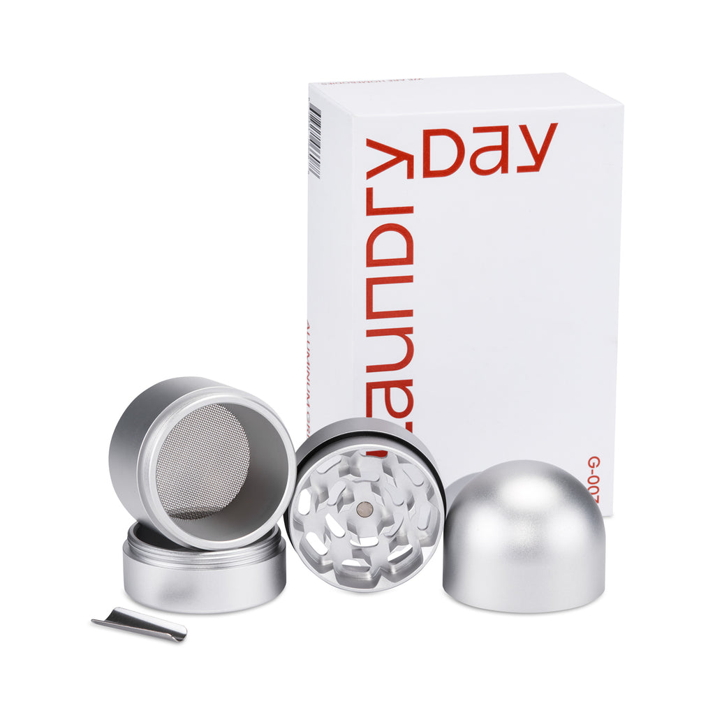 Der Grinder besteht aus vier robusten Aluminium-Ebenen: Zwei davon zum Mahlen, eine mittlere Kammer zum Sammeln des gemahlenen Krauts und ein unteres Fach zum Auffangen von überschüssigem Kief. (Bild: AURIEY)