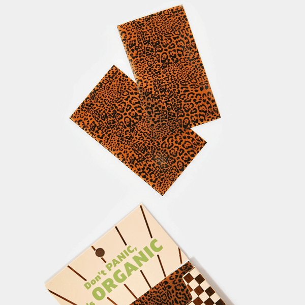 Unsere biologische Tinte auf Pflanzenbasis, hergestellt aus nachhaltigen Materialien, schonend für die Umwelt und perfekt für unser Leopardenmuster-Rauchpapier-Set. (Bild:Auriey)