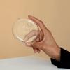 Die transparente Hudson Pipe von Laundry Day aus Glas wird von einer Hand in die Höhe gehalten. (Bild: AURIEY)
