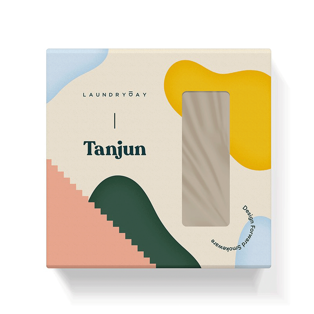 Die hübsche Verpackung mit grafischen Prints der Tanjun Pipe von Laundry Day aus der Vogelperspektive. (Bild: AURIEY)
