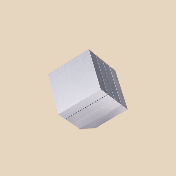 Der Laundry Day Cube Grinder ist ein skulpturaler, vierteiliger Grinder aus Aluminium. (Bild: AURIEY)