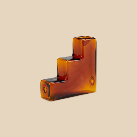 Die Tanjun Pipe aus Glas in „Treppenform“ von Laundry Day in Retrobraun. (Bild: AURIEY)