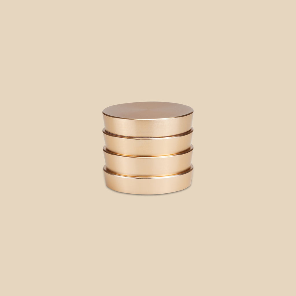 4-stufiger Signature Grinder in weich gebürstetem Gold - der stilvolle Helfer für perfektes Blütenmaterial. (Bild:Auriey)