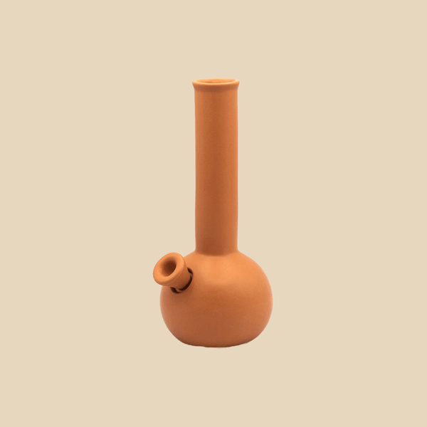 Die Keramik-Bong Chongo im Farbton Terra Cotta wird von Hand gefertigt. (Bild: AURIEY)