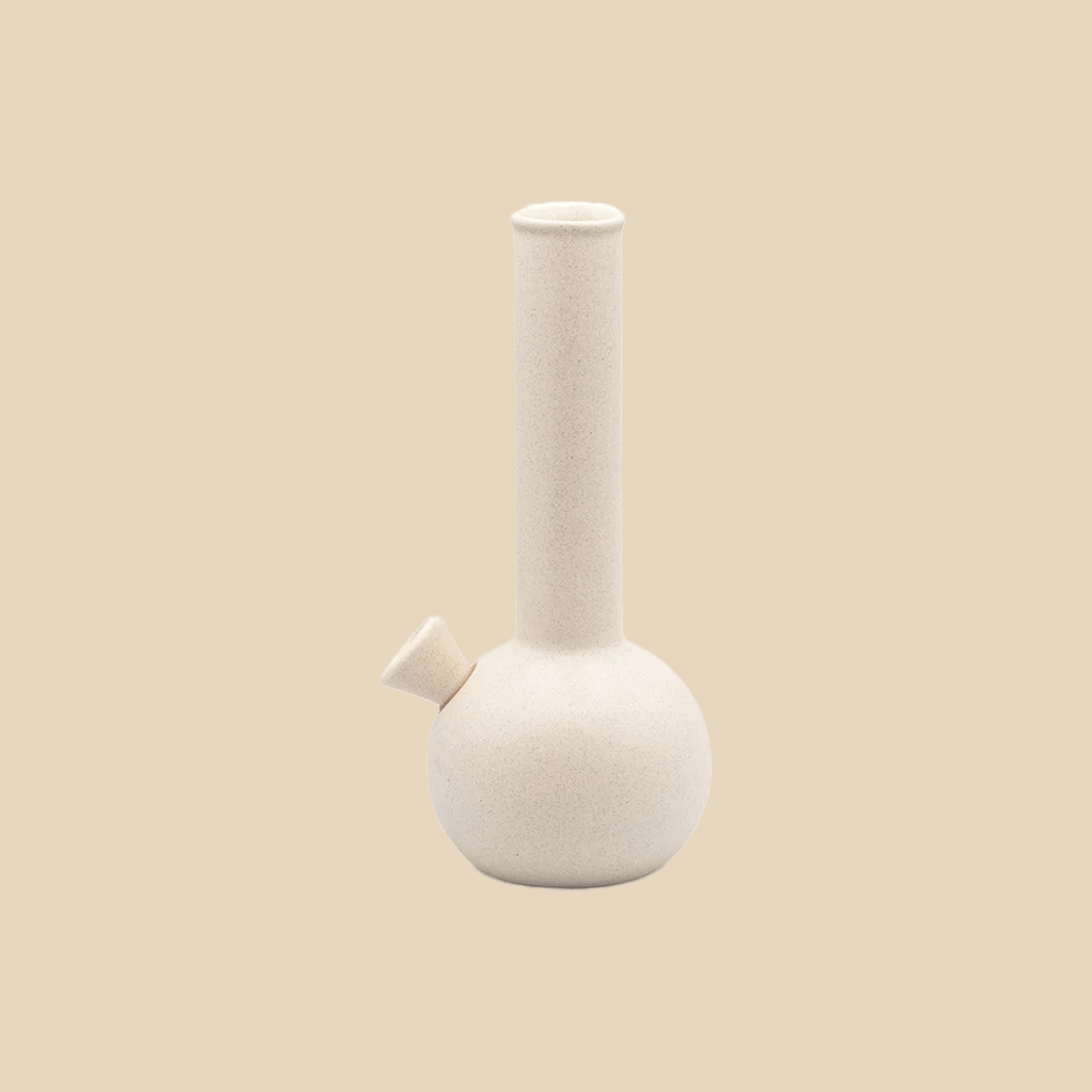 Die Bong Chongo aus hochwertiger Keramik im Farbton Dust überzeugt durch ihre zeitlose Optik. (Bild: AURIEY)