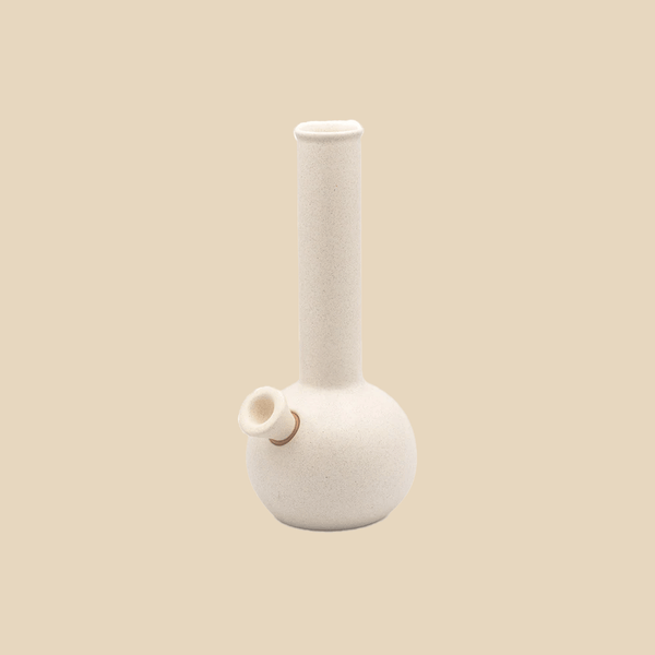 Die Keramik-Bong Chongo im Farbton Dust wird von Hand gefertigt. (Bild: AURIEY)