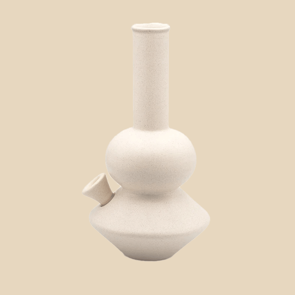 Die Bong The Land Yacht hält, was der Name verspricht. Mit 31,75 cm x 17,78 cm ist sie die größte im Sortiment. Hier zu sehen im Farbton Dust.  (Bild: AURIEY)