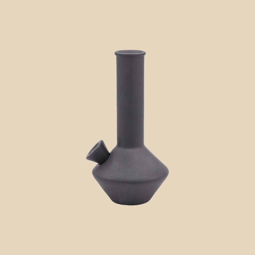 Die Keramik-Bong Pleasure Point im Farbton Charcoal wird liebevoll von Hand gefertigt. (Bild: AURIEY)