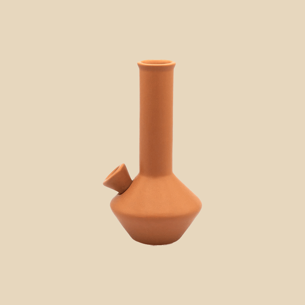 Die Keramik-Bong Pleasure Point im Farbton Terra Cotta wird liebevoll von Hand gefertigt. (Bild: AURIEY)